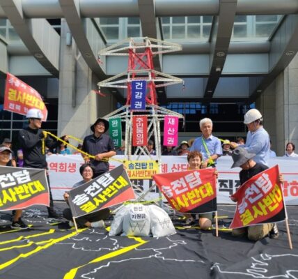 지난 4일 오전 전북도청 앞에서 열린 기자회견에서 송전탑건설백지화 전북대책위원회 관계자와 주민들이 대형 송전선로 지도와 송전탑 모형을 활용해 용인 반도체 산단 재검토 및 송전선로 건설 중단을 촉구하는 퍼포먼스를 진행하고 있다.