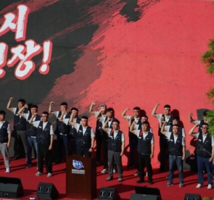 2026년 8월 21일 서울 서초구 양재동 현대자동차그룹 본사 앞에서 열린 전국금속노동조합 자동차업종 공동파업대회 모습. 현대차 노조가 10년 만에 전면파업을 단행한 가운데 조합원들이 구호를 외치고 있다. (출처=금속노조 현대차지부)