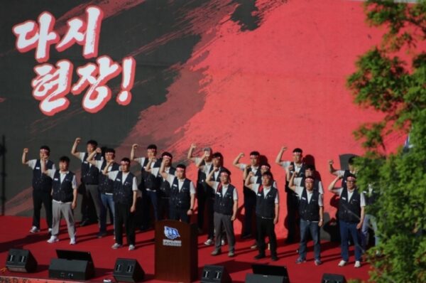 2026년 8월 21일 서울 서초구 양재동 현대자동차그룹 본사 앞에서 열린 전국금속노동조합 자동차업종 공동파업대회 모습. 현대차 노조가 10년 만에 전면파업을 단행한 가운데 조합원들이 구호를 외치고 있다. (출처=금속노조 현대차지부)