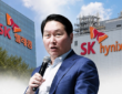 최태원 SK그룹 회장이 마이크를 들고 발언하는 모습 뒤로 SK텔레콤과 SK하이닉스의 기업 로고가 배경으로 등장하는 AI 합성 이미지.
