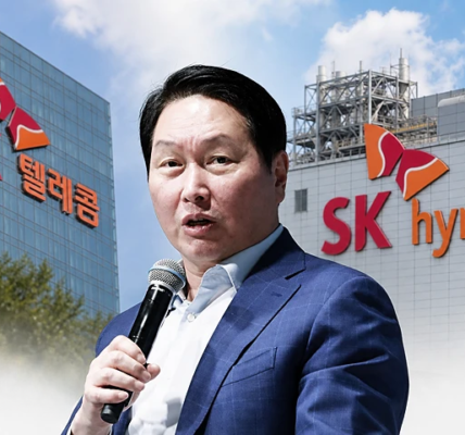 최태원 SK그룹 회장이 마이크를 들고 발언하는 모습 뒤로 SK텔레콤과 SK하이닉스의 기업 로고가 배경으로 등장하는 AI 합성 이미지.