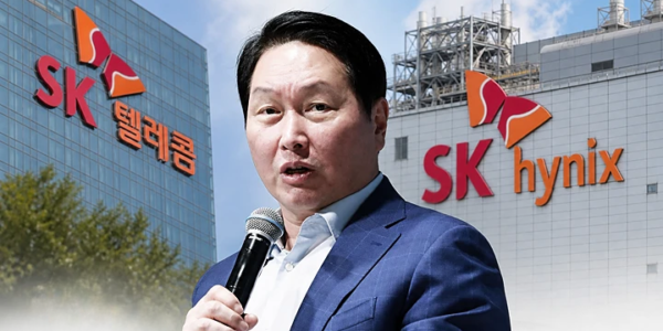 최태원 SK그룹 회장이 마이크를 들고 발언하는 모습 뒤로 SK텔레콤과 SK하이닉스의 기업 로고가 배경으로 등장하는 AI 합성 이미지.