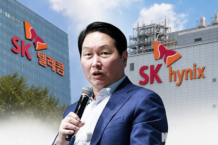최태원 SK그룹 회장이 마이크를 들고 발언하는 모습 뒤로 SK텔레콤과 SK하이닉스의 기업 로고가 배경으로 등장하는 AI 합성 이미지.