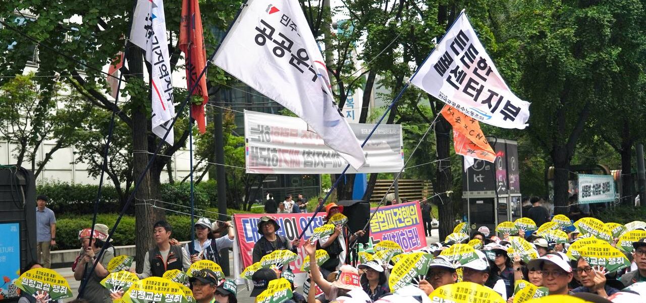 '콜센터노동자 총파업대회'를 마친 참가자들이 민주노총 총파업대회가 열리는 서울 동화면세점 앞으로 행진하고 있다.