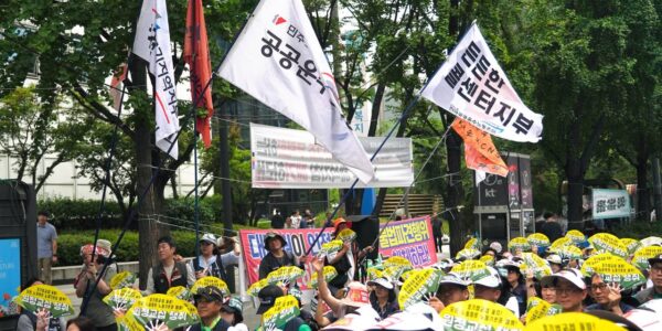 '콜센터노동자 총파업대회'를 마친 참가자들이 민주노총 총파업대회가 열리는 서울 동화면세점 앞으로 행진하고 있다.