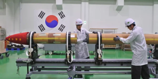 함대공유도탄-II(KSAM-II) 시제 유도탄 조립 장면(LIG Defense & Aerospace)