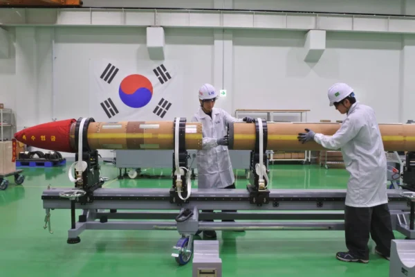 함대공유도탄-II(KSAM-II) 시제 유도탄 조립 장면(LIG Defense & Aerospace)