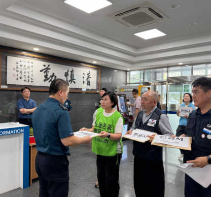 1일 오전 대전동부경찰서 로비에서 공공운수노조 대전지역본부 및 대전시민사회단체연대회의 관계자들이 경찰 관계자에게 동명초등학교 노조 간부 부상 사건에 대한 철저한 수사와 엄중 처벌을 촉구하는 탄원서를 전달하고 있다.