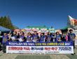 15일 오전 서울 여의도 국회 앞에서 열린 '학교급식노동자 폐암 손해배상 청구 소송 판결 발표 기자회견'에서 전국교육공무직본부 및 학교급식실 폐암대책위원회 관계자들이 지자체와 교육청의 신속한 손해배상 이행과 환기시설 개선 및 적정 인력 배치를 촉구하고 있다.