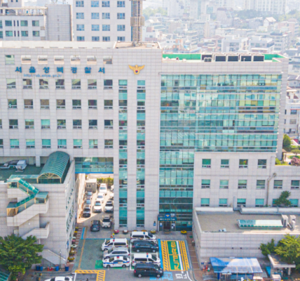 서울 성북경찰서 전경. 성북경찰서는 서울의 한 대학병원에서 발생한 오수혈 사망 사건과 관련해 의료진을 불송치했으나, 서울북부지검의 재수사 요청에 따라 사건을 다시 수사하게 됐다. (사진=서울경찰 공식 블로그)