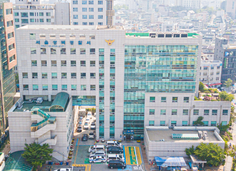 서울 성북경찰서 전경. 성북경찰서는 서울의 한 대학병원에서 발생한 오수혈 사망 사건과 관련해 의료진을 불송치했으나, 서울북부지검의 재수사 요청에 따라 사건을 다시 수사하게 됐다. (사진=서울경찰 공식 블로그)