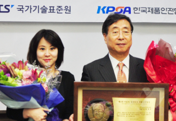 다이소 모회사 아성에이치엠피(아성HMP) 법인등기부 임원란. 박정부 회장과 차녀 박영주 씨는 2021년 1월 사내이사로 취임해 2024년 1월 중임됐고, 사외이사는 2023년 10월 임기만료 뒤 새로 등기되지 않았다. 아성HMP는 지난 8월 명동 신한익스페이스 빌딩을 1280억원에 매입했다. 개인정보는 모자이크 처리. (출처=대법원 인터넷등기소 법인등기사항증명서, 2026년 9월 30일 열람)