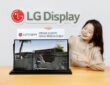 LG디스플레이 직원이 '24.5인치 720㎐ 게이밍 OLED' 패널을 소개하고 있다. (출처=LG디스플레이)