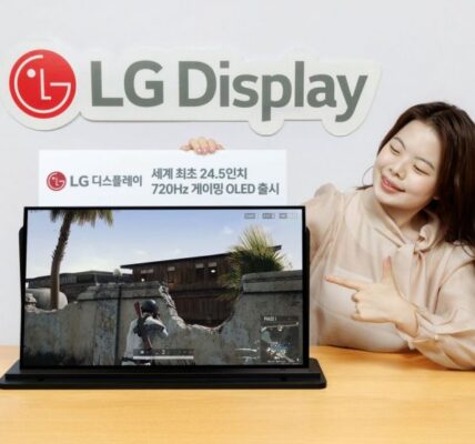 LG디스플레이 직원이 '24.5인치 720㎐ 게이밍 OLED' 패널을 소개하고 있다. (출처=LG디스플레이)