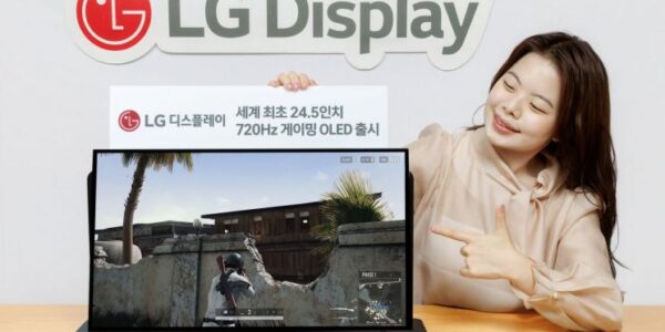 LG디스플레이 직원이 '24.5인치 720㎐ 게이밍 OLED' 패널을 소개하고 있다. (출처=LG디스플레이)
