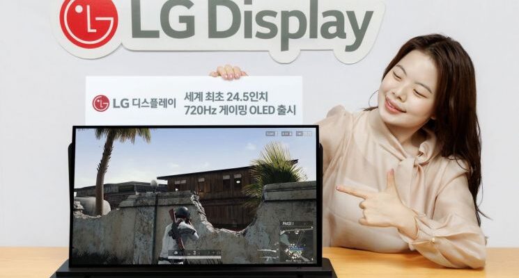 LG디스플레이 직원이 '24.5인치 720㎐ 게이밍 OLED' 패널을 소개하고 있다. (출처=LG디스플레이)