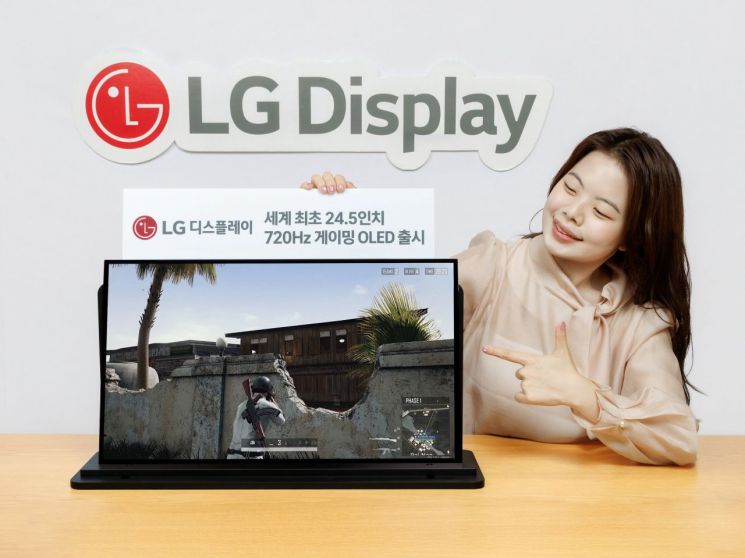 LG디스플레이 직원이 '24.5인치 720㎐ 게이밍 OLED' 패널을 소개하고 있다. (출처=LG디스플레이)