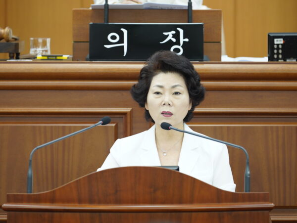 오해정 서울 양천구의회 부의장이 1일 열린 제324회 정례회 제1차 본회의에서 5분 자유발언을 통해 강월어린이공원 통합놀이터 조성사업의 수의계약 업체 부실 검증 및 공사대금 미지급 문제를 지적하고 있다. [양천구의회 제공]