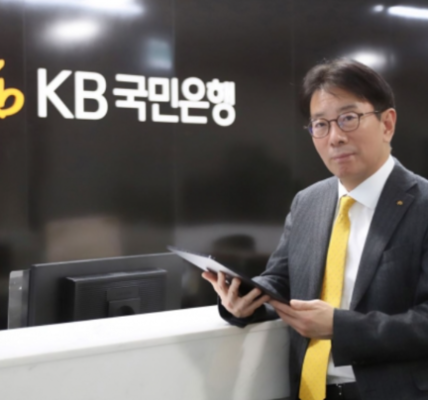 이재근 KB금융지주 글로벌·WM·SME부문장. 이 부문장은 2022년부터 2024년까지 KB국민은행장을 지냈으며, 지난 11일 KB금융지주 차기 회장 최종 후보로 선정됐다. (출처: KB국민은행)