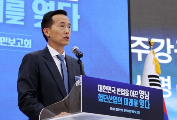 김동관 한화 부회장이 3일 경남 진주시에서 열린 영남권 첨단산업 발전비전 국민보고회에서 투자 계획을 발표하고 있다. (출처=청와대사진기자단)