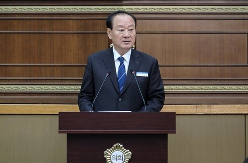 유동균 마포구청장이 1일 마포구의회 본회의장에서 열린 제10대 마포구의회 첫 회기에서 2026년도 제1회 추가경정예산안 제안설명하고 있다. (출처=마포구)