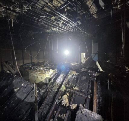 지난 19일 오전 8시52분께 충남 보령시 오포면 보령화력발전소 내 한전KPS 사무동에서 불이 나 소방대원이 진화를 마치고 현장에서 화재 원인을 조사하고 있다. (사진=보령소방서 제공)