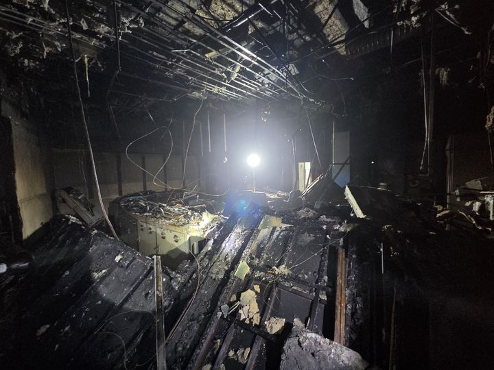 지난 19일 오전 8시52분께 충남 보령시 오포면 보령화력발전소 내 한전KPS 사무동에서 불이 나 소방대원이 진화를 마치고 현장에서 화재 원인을 조사하고 있다. (사진=보령소방서 제공)