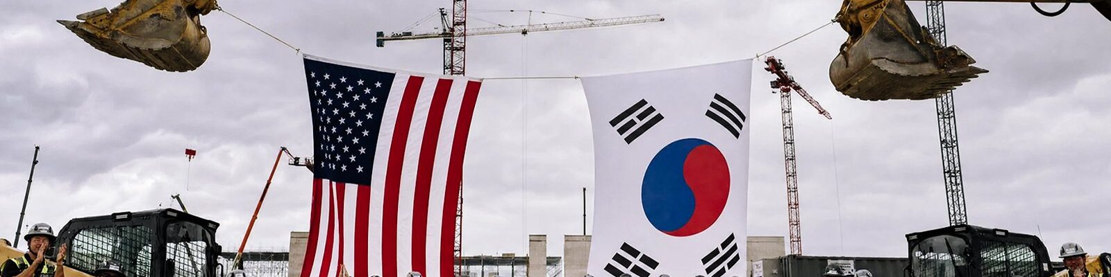 SK하이닉스 미국 인디애나주 웨스트라피엣 HBM 패키징 공장 공사 현장에서 건설 근로자들이 성조기와 태극기를 내걸고 기념사진을 찍고 있다. 회사가 8월 27일(현지시간) 기공식에 맞춰 공개한 사진이다. (출처=SK하이닉스 뉴스룸)