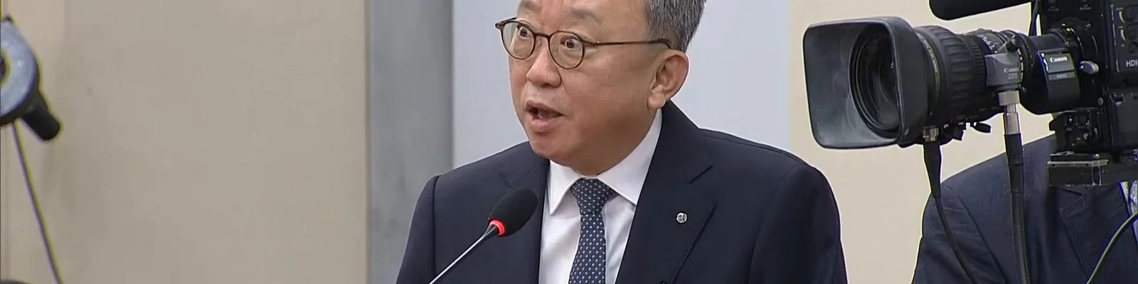 정상혁 신한은행장이 지난 19일 국회 정무위원회 금융감독원 국정감사에서 고객정보 유출 피해 보상에 관한 질의에 답하고 있다. (출처=국회방송)