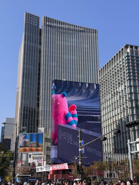 2026년 10월 30일 광화문역 7번 출구 앞 고디바 건물 전광판에 서울시 감사의 정원 홍보영상이 나오고 있다. (출처=정치하는엄마들)