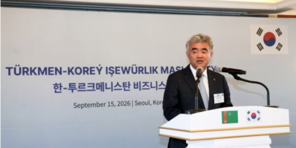 정원주 대우건설 회장이 지난 9월 15일 한·투르크메니스탄 비즈니스 포럼에서 발표하고 있다. (출처=대우건설)
