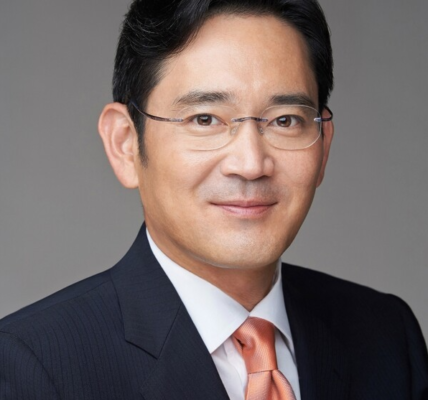 이재용 삼성전자 회장. 이 회장은 삼성물산·제일모직 합병 관련 부당합병·회계부정 혐의로 기소됐지만 지난해 7월 대법원에서 무죄가 확정됐다. 최근 국제투자분쟁(ISDS) 환송중재에서는 한국 정부의 합병 개입과 엘리엇의 손해 사이 인과관계가 인정돼 약 1530억원 규모의 배상 판정이 나왔다. 출처: 삼성전자 제공
