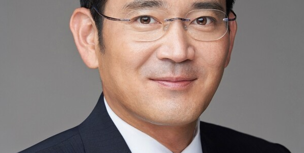 이재용 삼성전자 회장. 이 회장은 삼성물산·제일모직 합병 관련 부당합병·회계부정 혐의로 기소됐지만 지난해 7월 대법원에서 무죄가 확정됐다. 최근 국제투자분쟁(ISDS) 환송중재에서는 한국 정부의 합병 개입과 엘리엇의 손해 사이 인과관계가 인정돼 약 1530억원 규모의 배상 판정이 나왔다. 출처: 삼성전자 제공