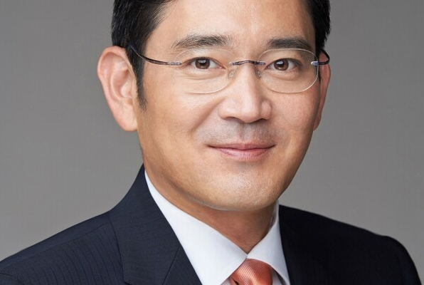 이재용 삼성전자 회장. 이 회장은 삼성물산·제일모직 합병 관련 부당합병·회계부정 혐의로 기소됐지만 지난해 7월 대법원에서 무죄가 확정됐다. 최근 국제투자분쟁(ISDS) 환송중재에서는 한국 정부의 합병 개입과 엘리엇의 손해 사이 인과관계가 인정돼 약 1530억원 규모의 배상 판정이 나왔다. 출처: 삼성전자 제공