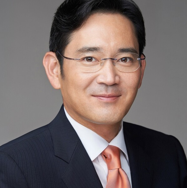 이재용 삼성전자 회장. 이 회장은 삼성물산·제일모직 합병 관련 부당합병·회계부정 혐의로 기소됐지만 지난해 7월 대법원에서 무죄가 확정됐다. 최근 국제투자분쟁(ISDS) 환송중재에서는 한국 정부의 합병 개입과 엘리엇의 손해 사이 인과관계가 인정돼 약 1530억원 규모의 배상 판정이 나왔다. 출처: 삼성전자 제공