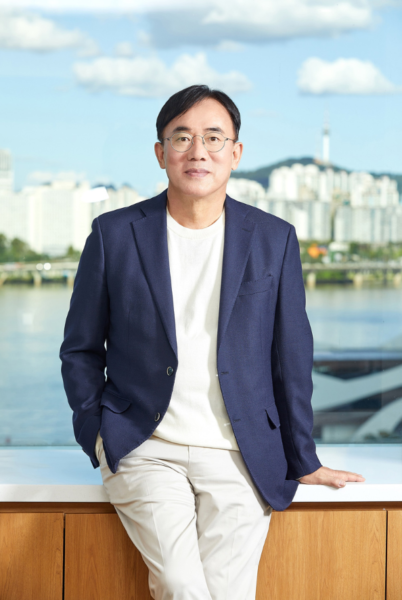 정철동 LG디스플레이 대표이사 사장. LG디스플레이 본사는 올해 상반기 별도 기준 자본총계가 2조8784억원으로 줄어 자본금 2조5000억원과의 차이가 3784억원까지 좁혀진 가운데, 정 사장은 지난해 연결 기준 ‘4년 만의 흑자 전환’ 성과로 올해 상반기 7억2600만원의 상여를 받았다.출처=LG디스플레이