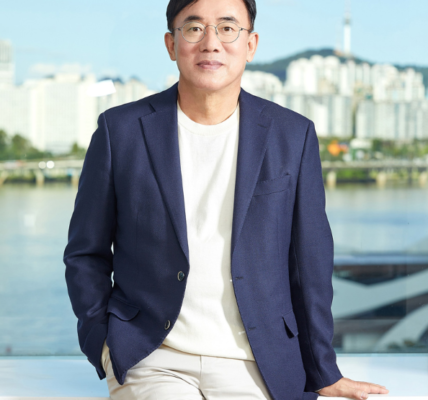 정철동 LG디스플레이 대표이사 사장. LG디스플레이 본사는 올해 상반기 별도 기준 자본총계가 2조8784억원으로 줄어 자본금 2조5000억원과의 차이가 3784억원까지 좁혀진 가운데, 정 사장은 지난해 연결 기준 ‘4년 만의 흑자 전환’ 성과로 올해 상반기 7억2600만원의 상여를 받았다. 출처=LG디스플레이