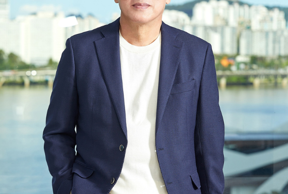 정철동 LG디스플레이 대표이사 사장. LG디스플레이 본사는 올해 상반기 별도 기준 자본총계가 2조8784억원으로 줄어 자본금 2조5000억원과의 차이가 3784억원까지 좁혀진 가운데, 정 사장은 지난해 연결 기준 ‘4년 만의 흑자 전환’ 성과로 올해 상반기 7억2600만원의 상여를 받았다. 출처=LG디스플레이