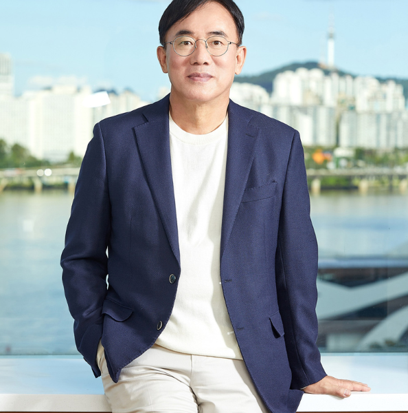정철동 LG디스플레이 대표이사 사장. LG디스플레이 본사는 올해 상반기 별도 기준 자본총계가 2조8784억원으로 줄어 자본금 2조5000억원과의 차이가 3784억원까지 좁혀진 가운데, 정 사장은 지난해 연결 기준 ‘4년 만의 흑자 전환’ 성과로 올해 상반기 7억2600만원의 상여를 받았다. 출처=LG디스플레이