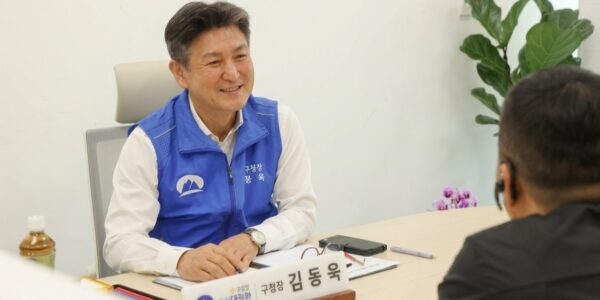 김동욱 도봉구청장이 지난달 22일 구청 1층 열린 구청장실에서 주민 민원을 듣고 있다. 도봉구 제공.