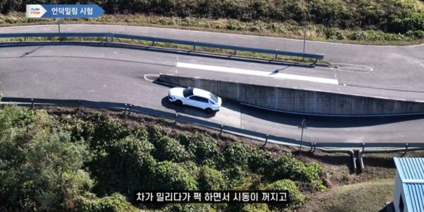 신형 아반떼가 경사로에서 후방 밀림 시험을 받는 장면. 시승 매체는 차량이 뒤로 밀리다 시동이 꺼졌다며 해당 거동의 개선을 요구했다. (출처=자동차 전문매체 유튜브 영상 갈무리)