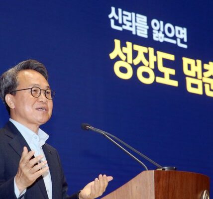 신한금융지주 창립 25주년 기념식에서 진옥동 신한금융그룹 회장이 강연하는 모습. (출처=신한금융)