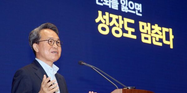 신한금융지주 창립 25주년 기념식에서 진옥동 신한금융그룹 회장이 강연하는 모습. (출처=신한금융)
