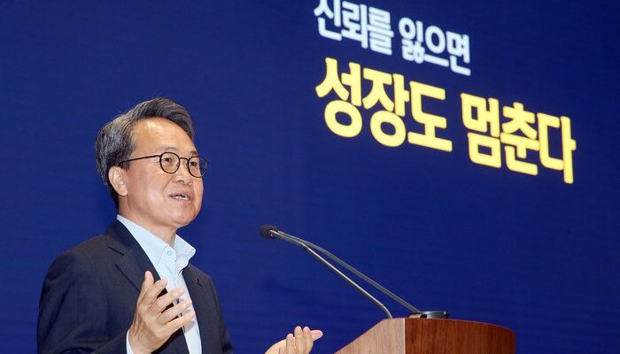 신한금융지주 창립 25주년 기념식에서 진옥동 신한금융그룹 회장이 강연하는 모습. (출처=신한금융)