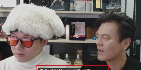 박진영 JYP엔터테인먼트 창의성총괄책임자가 2023년 11월 슈카월드 방송에서 "지금 타이밍입니다"라고 말하는 장면을 담은 한국경제TV 기사. 화면 아래 글자는 유튜브 자동자막이다. (출처=한국경제TV 갈무리)