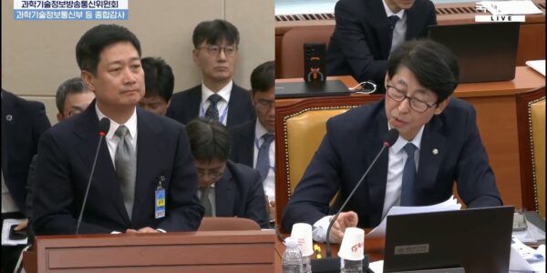 홍범식 LG유플러스 대표(왼쪽)가 23일 국회 과학기술정보방송통신위원회 과학기술정보통신부 등 종합감사에서 번호이동 위약금 면제 대상이 얼마나 되느냐는 이훈기 더불어민주당 의원(오른쪽)의 질의를 듣고 있다. (출처=국회방송)