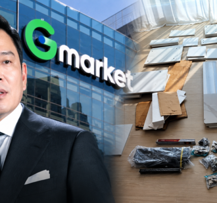 정용진 신세계그룹 회장과 G마켓 로고, G마켓에서 ‘전체 조립’ 옵션으로 주문했으나 판재와 각종 부품이 분리된 상태로 배송된 리프트업 테이블을 합성한 이미지. AI 생성 이미지. 그래픽=뉴스필드