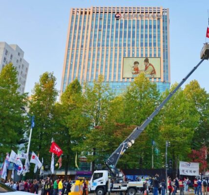8일 인천 남동구에서 택시월급제 시행과 간주근로시간제 개선을 요구하며 194일간 고공농성을 이어온 고영기 공공운수노조 택시지부 조합원의 농성 종료를 위한 하강 작업이 진행되고 있다. 현장에는 동료 노동자와 시민사회 관계자들이 모여 있다. (출처=공공운수노조)