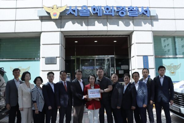 국민의힘 종로구당협 관계자들이 9월 16일 서울 혜화경찰서 앞에서 유찬종 종로구청장 경선 금품 의혹과 관련한 수사촉구서 제출 취지를 설명하고 있다. (출처=국민의힘 종로구당원협의회 제공)
