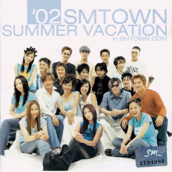2002년 SM엔터테인먼트 소속 가수들이 함께 참여한 SMTOWN 여름 프로젝트 앨범 'Summer Vacation'의 단체사진. 당시 보아, 신화, S.E.S., 강타 등 SM 소속 아티스트들이 함께 활동하던 시기의 모습이다. (출처=SM엔터테인먼트, 2002년 앨범 재킷)
